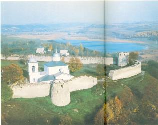 Изборская крепость. XIV в. Вид с юго-восточной стороны. Фото 1983 г.