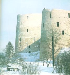 Изборская крепость. XIV в. Башни западной стены - Рябиновка и Вышка.   Фото 1982 г.