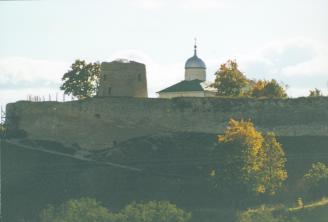 Изборская крепость. XIV в. Башня Луковка. Вид с напольной стороны. Фото А.Смирнова. 2001 г.