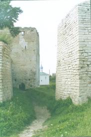 Изборская крепость. XIV в. Талавский захаб и Талавская башня.   Фото А.Смирнова. 2001 г.