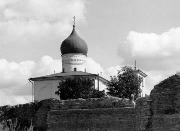Церковь Варлаама Хутынского на "званице". XVI в. Вид с северной стороны.  Фото Б.Скобельцына. 1973 г.  г.Псков, ул.Л.Поземского,