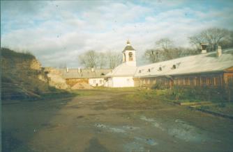 Ансамбль Снетогорского монастыря. XIV в. Вид на колокольню и монашеские кельи.  Фото 2001 г.