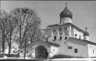 Восточный фасад. Фото Б.Скобельцына. 1973 г.
