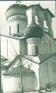 Звонница на северном фасаде четверика с северная придельная церковка.   Фото Скобельцына  Б.С., 1973