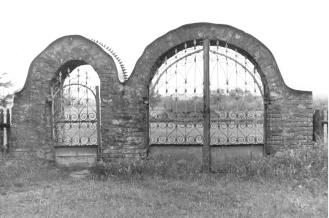 Ворота церковной ограды. Фото Скобельцына Б.С.,1977