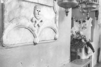 Интерьер.  Мраморная памятная  плита. Фото Михайлова С.П.,1981