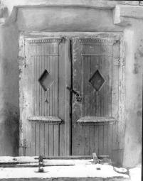 Дверь  парадного входа  на восточном фасаде. Фото  Лебедева А.М.,1988