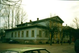 Дом Курбатова. 1 пол. XIX в. Главный фасад дома. Общий вид с северо-запада. Фото О.В.Руденко. 2000 г.  г.Псков, ул.Советская,  д.42