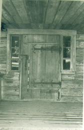 Усадьба Чириковых. XIX в. Молочня. Входная дверь. Фото 1981 г.  д.Наумово. Куньинский р-он.