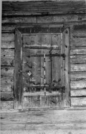 Усадьба Чириковых. XIX в. Амбар. Входная дверь западной клети. Фото 1981 г.  д.Наумово. Куньинский р-он.