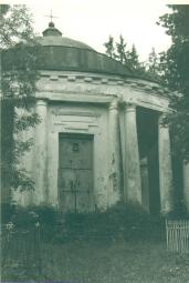 Фрагмент западного фасада с  порталом. Фото Скобельцына Б.С.,1976