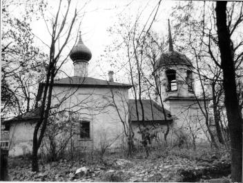 Церковь Алексея с Поля. 1540 г. Вид с севера. Фото М.И.Семенова. 1994 г.  г.Псков, ул.Советская, 100.