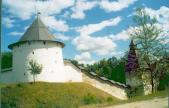 Псково-Печерский монастырь. Башня Тайловская и прясло крепостной стены.   Фото 2001 г.  г.Печоры.