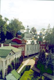Псково-Печерский монастырь. Вид на территорию со Святой горы. Фото 2001 г.  г.Печоры.