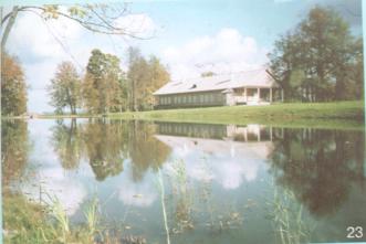 Усадьба Тригорское. Вид на усадебный дом от большого пруда. Фото 1999 г.