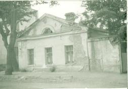 Городская усадьба. Флигель. Нач. XIX в. Вид на главный фасад с ул.К.Маркса. Фото 1996 г.  г.Псков, ул.К.Маркса, д.3.