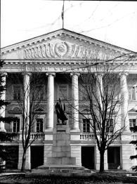 Присутственные места. 1779-1789 г. Фрагмент северного фасада. Фото 1974 г.  г.Псков, ул.Некрасова, д.23.