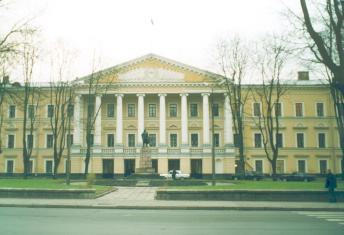 Присутственные места. 1779-1789. Фрагмент  центральной части северного фасада. Фото В.Никитина. 2001 г.  г.Псков, ул.Некрасова, д.23