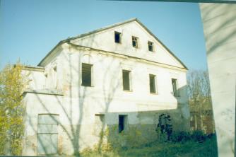 Палаты (2 дом Сутоцкого). Кон. XVII в. Южный фасад. Фото 2000 г.  г.Псков, ул.Советская, д.50-а.