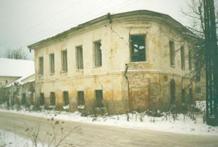 Дом "образцовый" угловой. 1 четв. XIX в. Общий вид с запада. Фото О.В.Руденко. 2000 г.  г.Псков, ул.Гоголя, 41-а.