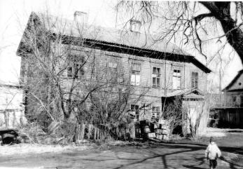 Дом жилой (деревянный). Нач. XX в. Общий вид с юга на главный фасад.Фото М.И.Семенова. 1996 г.  г.Псков, ул.Детская, д.4-а