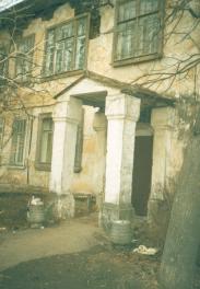 Фрагмент главного фасада. Парадный  вход. Фото Руденко О.В. 2003