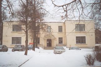 г.Псков, ул.Пароменская, д.6  Детский сад-ясли. 1955 г. Фото 2005 г.  Южный дворовый фасад.