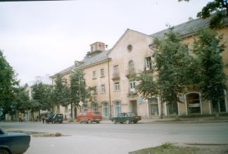 г.Псков, ул.Л.Поземского, 62  Дом жилой. 1956 г.  Главный фасад. Фото 2004 г.