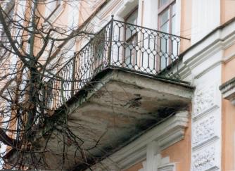 г.Псков, ул.Ленина, д.3  Дом жилой доходный Чернова И.И. 1899 г.  Фрагмент главного фасада. Балкон 2-го этажа.