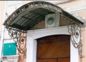 г.Псков, ул.Ленина, д.3  Дом жилой доходный Чернова И.И. 1899 г.  Фрагмент главного фасада. Зонт над парадным входом.