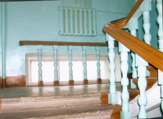 г.Псков, ул.Ленина, д.3  Дом жилой доходный Чернова И.И. 1899 г.  Фрагмент интерьера парадной лестницы. Площадка между 2-м и 3-м этажами.