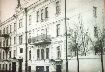 г.Псков, ул.Ленина, д.3  Дом жилой доходный Чернова И.И. 1899 г.  Главный фасад. Фото 1930- г.