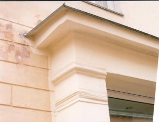 г.Псков, ул.Гоголя, д.6  Дом жилой. 1956 г.  Фрагмент карниза витрины.  Фото 2006 г.