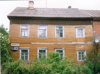 г.Псков, ул.Пароменская, 24-а  Дом жилой. 1959 г.  Главный северный фасад.  Фото июнь 2006 г.