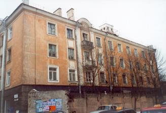 г.Псков, Октябрьский пр-т, 52  Дом жилой. 1952 г.  Восточный фасад.  Фото март 2005 г.