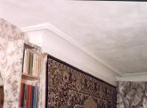г.Псков, ул.Советская, д.54  Дом жилой. 1961 г.  Фрагмент интерьера. Профилированная потолочная тяга.  Фото октябрь 2006 г.