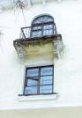 г.Псков, ул.Я.Фабрициуса, 27  Дом жилой. 1956 г.  Фрагмент главного фасада. Окно 2-го этажа и балкон 3-его этажа.  Фото февраль 2007 г.