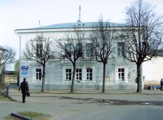 г.Псков, Кремль, 6.  Консистория. 1853 г.; 1871 г.  Главный фасад. Общий вид.  Фото май 2007 г.