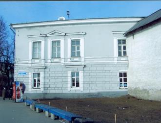 г.Псков, Кремль, 6.  Консистория. 1853 г.; 1871 г.  Фрагмент северо-восточного бокового фасада.  Фото май 2007 г.