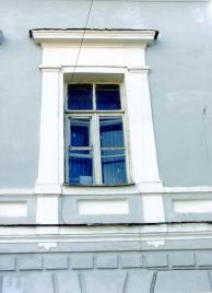 г.Псков, Кремль, 6.  Консистория. 1853 г.; 1871 г.  Фрагмент дворового фасада. Окно 2-го этажа.  Фото май 2007 г.