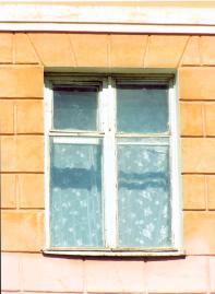 г. Псков, ул. Советская, 56\2  Дом жилой. 1961 г.  Южный фасад. Окно 2-го этажа.  Фото сентябрь 2007 г.