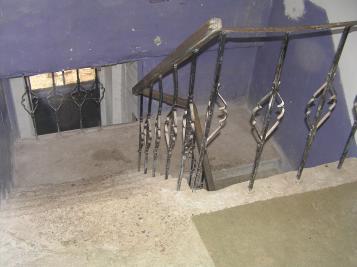 Фрагмент интерьера лестничной клетки.Междуэтажная площадка и лестничные ограждения.