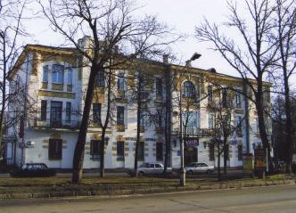 Главный фасад корпуса, ориентированного вдоль Октябрьского проспекта. общий вид.