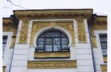 Главный фасад крыля, ориентированного вдоль Октябрьского пр.Фрагмент. Окно 3-го этажа центрального ризалита.