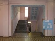 Фрагмент интерьера 1-го этажа учебного корпуса. Центральный вестибюль и парадная лестница.