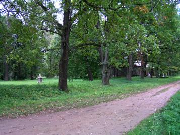 Главная дубовая аллея и фрагмент парка с установленным в нем постаментом.