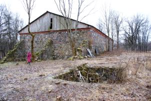 Сохранившийся корпус винокуренного завода и фундаменты неизвестной постройки (ледник ?) к северу от него.