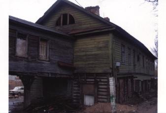 Общий вид дома и деревянного перехода с юго-запада