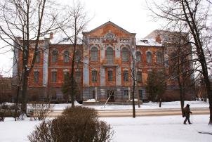Главный юго-восточный фасад. Общий вид со стороны ул. Ставского.