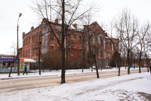 Главный юго-восточный и боковой юго-западный фасада. Общий вид со стороны ул. Ставского.